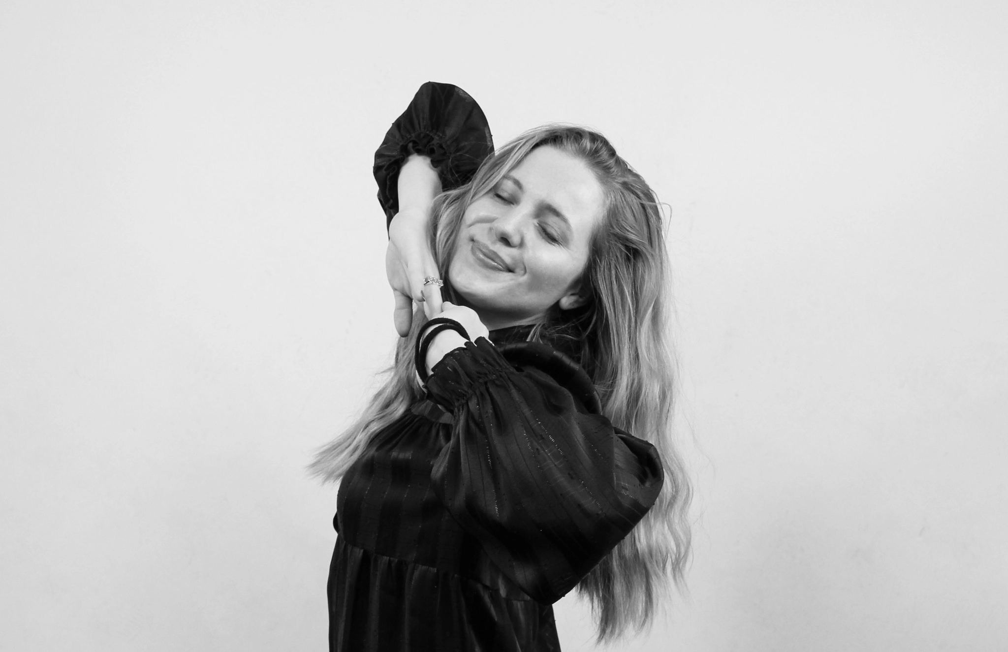 Kirja, en multimediedesignerstuderende, der står og smiler